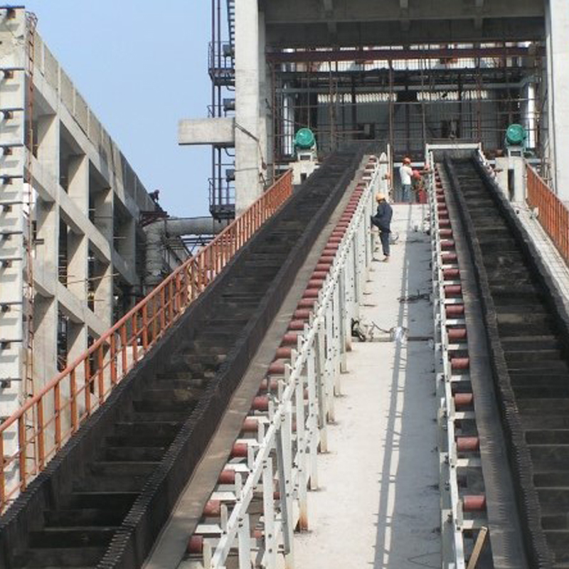 Transportador de banda con faldón de concreto para alimentación de silo inclinado con deflector