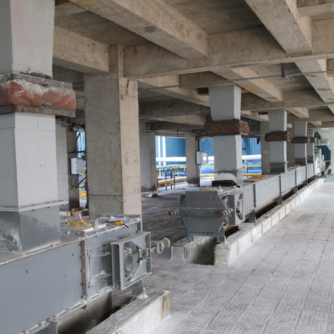 Transportador raspador de cenizas volantes